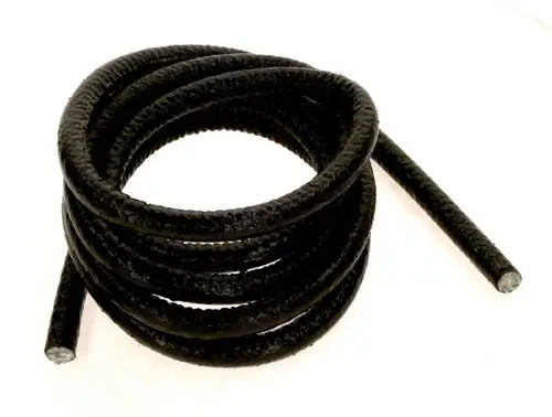 Schwarze Dichtschnur, spiralförmig gewickelt, für Dichtungsanwendungen, möglicherweise von Bosch. Oberfläche scheint strukturiert zu sein, Enden unverarbeitet.
